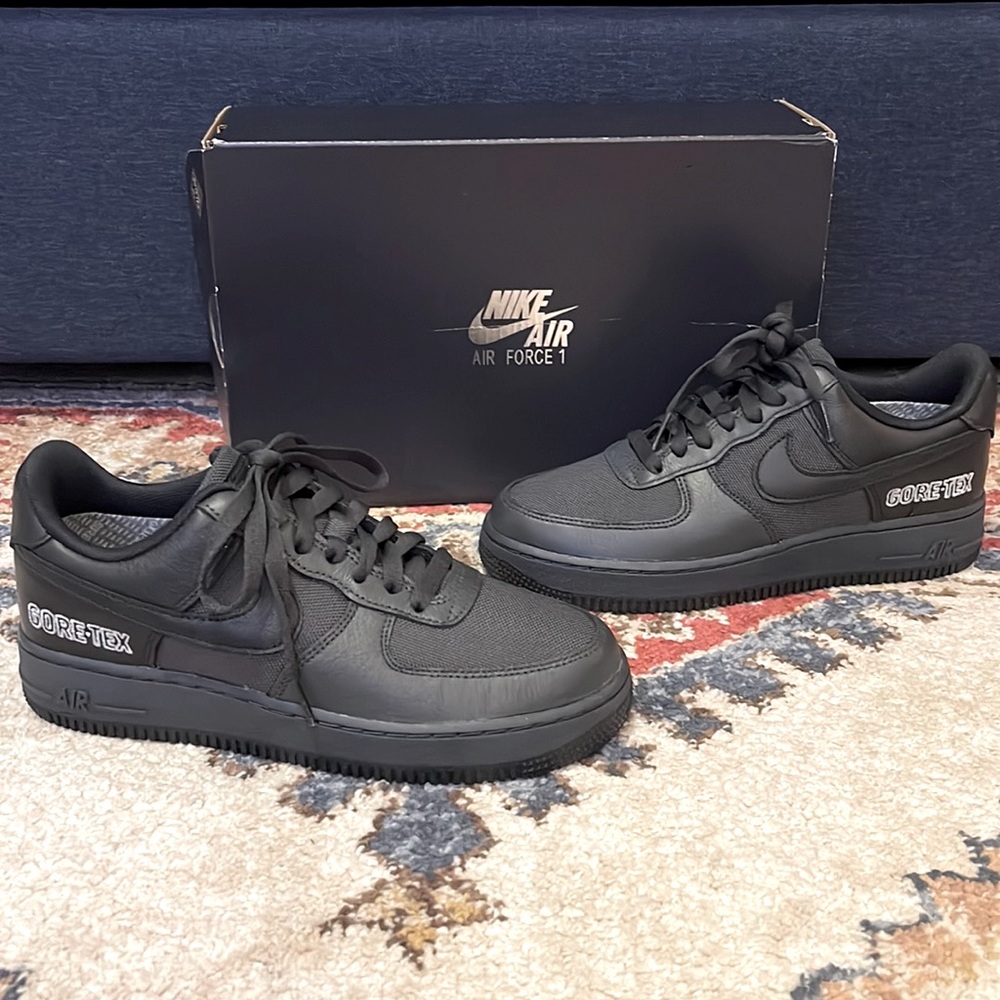 NWT, Nike Gortex, 8.5 women/6.5 men, black